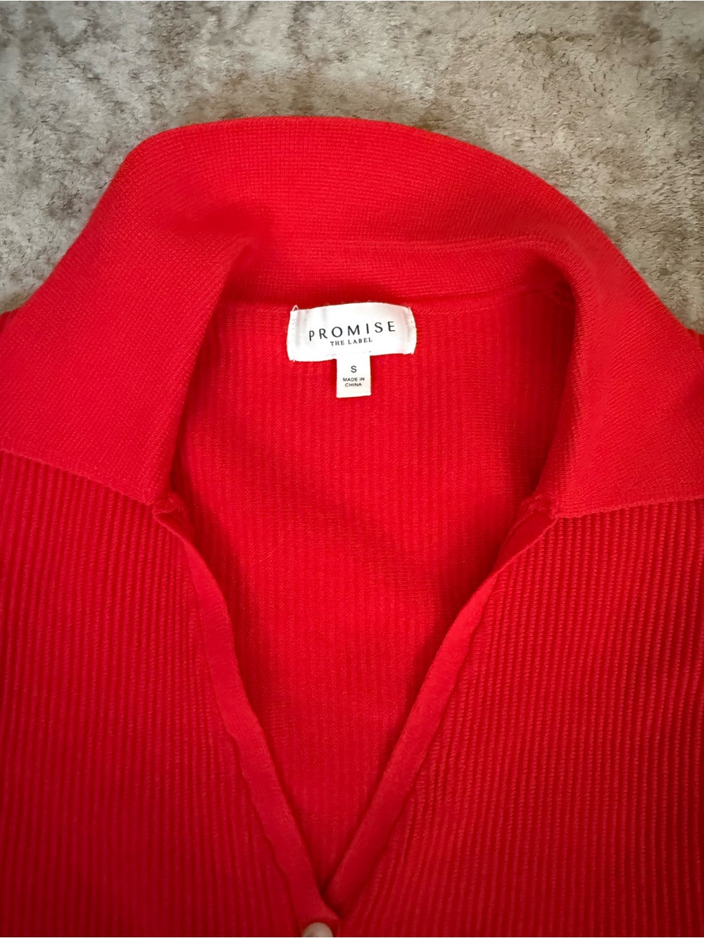 TSE Women s Red Ribbed Collared Button-Up Top - Picture 2 of 2